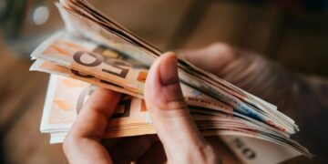 Євро падає на тлі війни на Близькому Сході, – Reuters