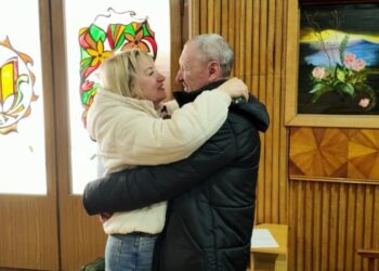Зворушлива зустріч: шосткинка обійняла чоловіка після полону + Відео