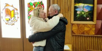 Зворушлива зустріч: шосткинка обійняла чоловіка після полону + Відео