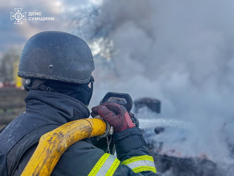 Ворожі удари по Сумщині: рятувальники ліквідували пожежі у житловому секторі