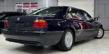 Розкіш із 90-х: в Україну привезли раритетний заводський лімузин BMW (ФОТО)