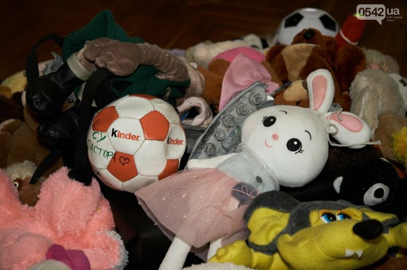 До річниці ракетного удару у Сумах: іграшки з меморіалу передали до музею як свідчення пам&rsquo;яті та війни