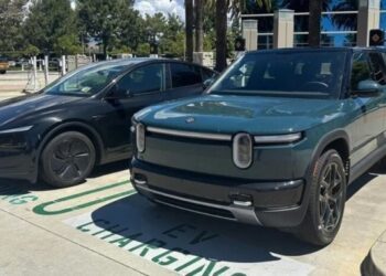 Найдешевшу модель Rivian показали поруч із конкурентом від Tesla (ФОТО)