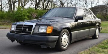Німецька якість: на аукціон виставили Mercedes W124 із пробігом понад 1,6 млн км (ФОТО)