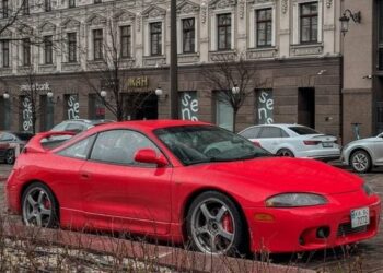 Зірка 90-х: у Києві помітили знаменитий доступний спорткар із Японії (ФОТО)