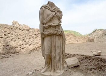 У Туреччині знайшли унікальну двометрову статую Афіни