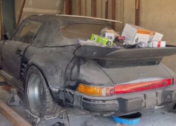 Рідкісний Porsche 911 Turbo Slant Nose 1989 знайшли після 30 років простою в гаражі (ВІДЕО)