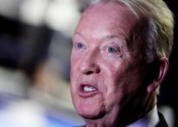 Воррен грозить Усику судом, закликаючи його погодитися на бій із Кабаєлом