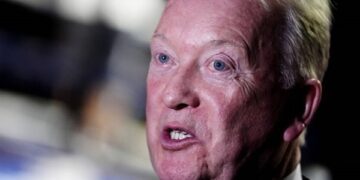 Воррен грозить Усику судом, закликаючи його погодитися на бій із Кабаєлом