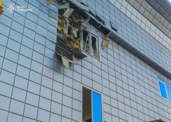 У Сумах на місці ворожого удару по ТРЦ рятувальники надавали допомогу громадянам