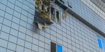 У Сумах на місці ворожого удару по ТРЦ рятувальники надавали допомогу громадянам