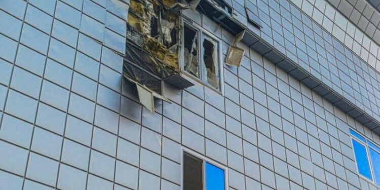 У Сумах на місці ворожого удару по ТРЦ рятувальники надавали допомогу громадянам