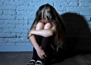 На Сумщині чоловік запросив до себе жити 13-річну дівчинку та систематично її ґвалтував