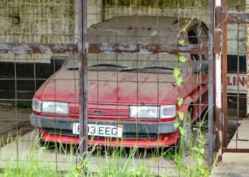У Британії виявили автосалон-привид із машинами 90-х (ФОТО)