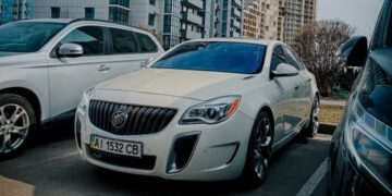 Німецький американець: у Києві помітили заряджений седан від General Motors (ФОТО)