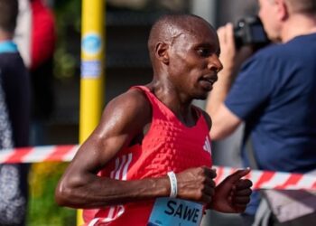 Бігун із Кенії першим у світі пробіг марафон менш ніж за дві години