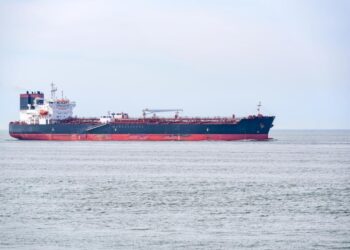 Через Ормузьку протоку вперше після припинення вогню пройшли супертанкери, – Reuters