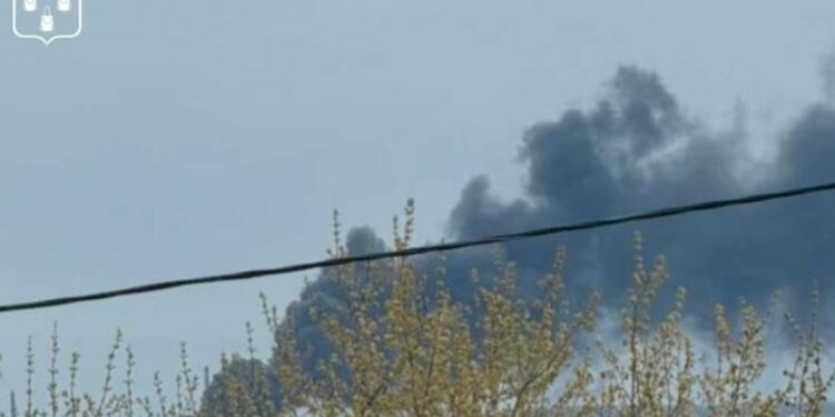 Росіяни завдали кількох ударів: на місці прильотів у Сумах виникли масштабні пожежі