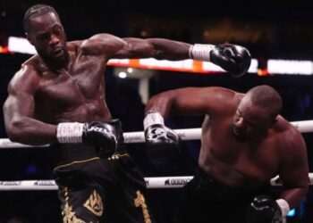 Деонтей Вайлдер переміг Дерека Чісору в дикому махачі з обопільними нокдаунами