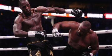 Деонтей Вайлдер переміг Дерека Чісору в дикому махачі з обопільними нокдаунами