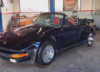 Чоловік знайшов занедбаний батьківський Porsche і повернув його до життя через 30 років (ВІДЕО)