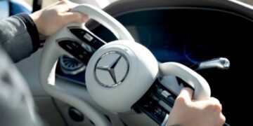 Mercedes змінює кермо назавжди: новий EQS отримає систему без зв’язку з колесами