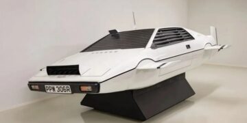 Перетворили на субмарину: на аукціон виставили знаменитий суперкар Джеймса Бонда (ВІДЕО)