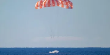 Екіпаж місії Artemis II облетів Місяць і успішно повернувся на Землю