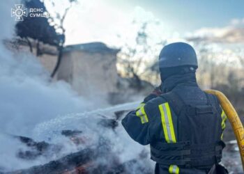 Ворожі удари по Сумщині: рятувальники ліквідували пожежі у житловому секторі