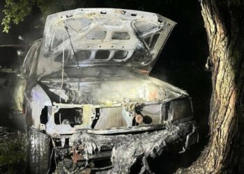 На Сумщині до 7 років позбавлення волі засуджено юнака, який підпалив автівки військових