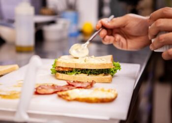 Як довго можна зберігати відкритий майонез: коли викинути треба вже через годину