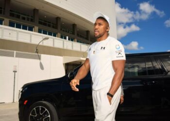 Лу ДіБелла розкритикував наступний бій Джошуа: “Він не повинен виходити на ринг з охоронцем”