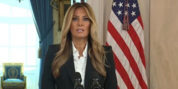 Меланія Трамп хитро дистанціювалася від чоловіка, і на це є причина, – Mirror