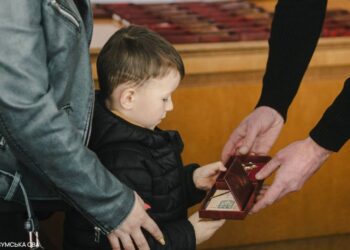 На Конотопщині родинам полеглих Героїв передали державні нагороди