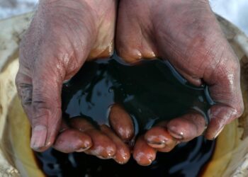 На світовому ринку нафти паніка: трейдери ганяються за вільними барелями