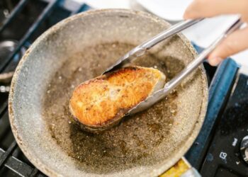 Навіщо перед смаженням риби лити на сковорідку лимонний сік: що буде, якщо цього не робити