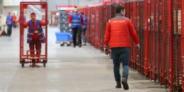 “Нова пошта” підвищує ціни: скільки доведеться платити за доставку з 13 квітня