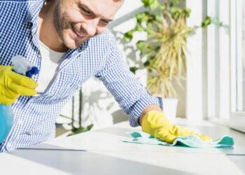 Ножем шкребти не треба: 5 способів легко видалити сліди від скотчу з пластикових вікон