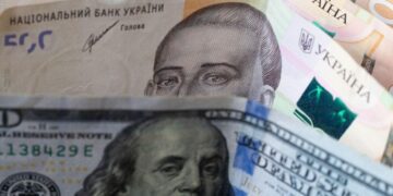 Скільки коштуватимуть 100 доларів до 26 квітня: свіжий прогноз банкіра
