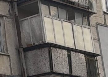 У Конотопі зафіксовано приліт у центрі міста: пошкоджені багатоповерхівки (Фото)