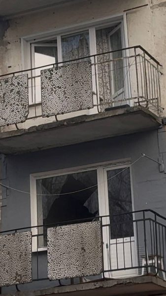 У Конотопі зафіксовано приліт у центрі міста: пошкоджені багатоповерхівки (Фото)