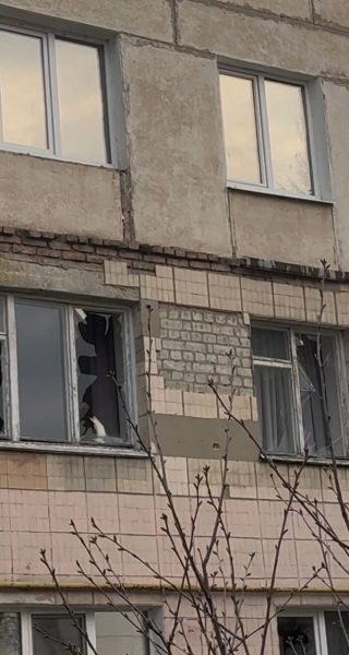 У Конотопі зафіксовано приліт у центрі міста: пошкоджені багатоповерхівки (Фото)