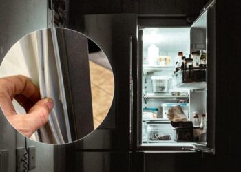 Ущільнювачі холодильника стануть білосніжними та краще прилягатимуть: чим їх протерти