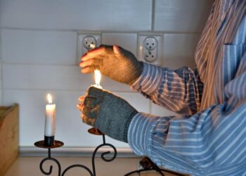 В Україні у пʼятницю будуть вимикати світло: хто залишиться без електроенергії