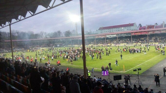 ВІДЕО. Де стюарди? Фанати заполонили поле після матчу Буковина &ndash; Динамо