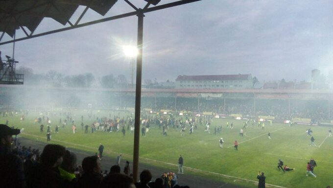 ВІДЕО. Де стюарди? Фанати заполонили поле після матчу Буковина &ndash; Динамо