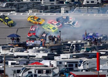 ВІДЕО. Гігантська аварія знищила майже весь пелотон NASCAR