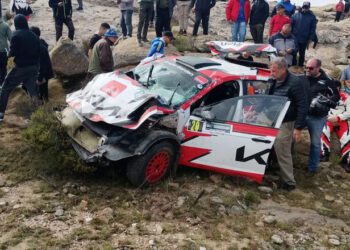 ВІДЕО. Машина влетіла у натовп. Жахлива аварія у ралі вбила глядача