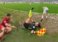 ВІДЕО. Те, що зробив цей футболіст після падіння судді, шокувало всіх