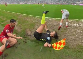 ВІДЕО. Те, що зробив цей футболіст після падіння судді, шокувало всіх